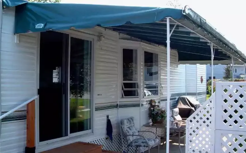 Screen room with a teal vinyl top attached to a mobile home